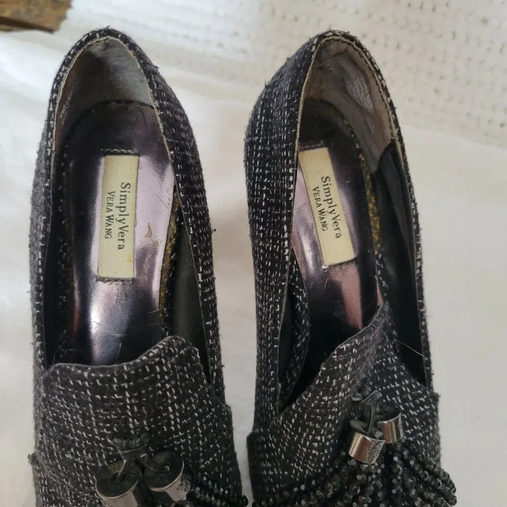 Simply Vera Wang Pumps Tasseled black white beaded sz 6 shoes 4 1/2" Heels GUC - Picture 3 of 11